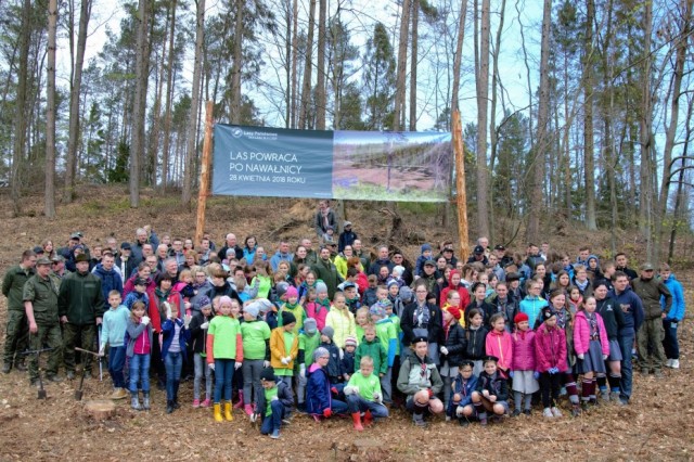Zdjęcie grupowe biorących udział w akcji sadzenia lasu w Kamionce fot. Archiwum KPK