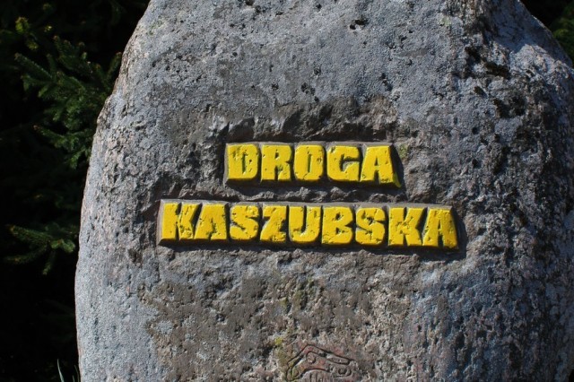 Kamień na skrzyżowaniu w Garczu - umowny początek Drogi Kaszubskiej. fot. Adam Kozłowski