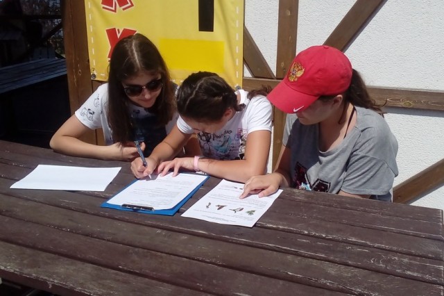 Reprezentacja Szkoły Podstawowej nr 5 w Chojnicach przy rozwiązywaniu testu.