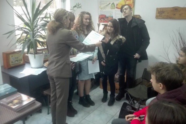 Nagrodzenie laureatów ze szkoły w Mikoszewie