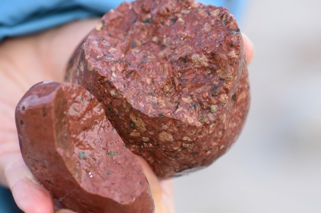 Rozpoznajemy skały - porfir (z lewej) i granit (fot. Patrycja Boszke)