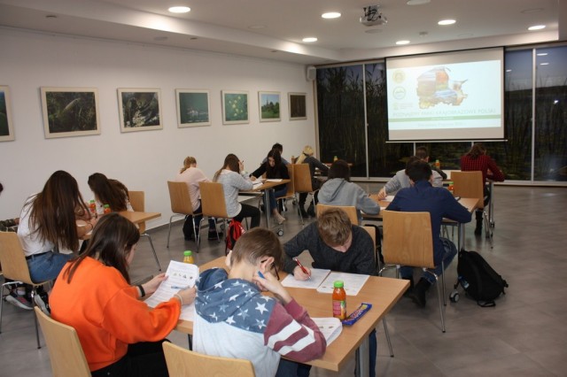 Uczestnicy konkursu podczas rozwiązywania testu.