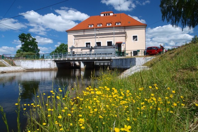 Elektrownia wodna w Krzyni, na trasie proponowanej wędrówki fot. L.Duchnowicz