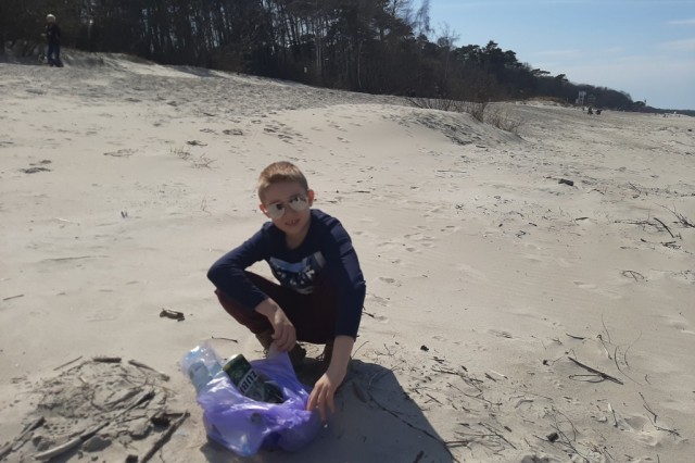 Dawid z rodziną sprzątał kawałek dzikiej plaży w Ustce.