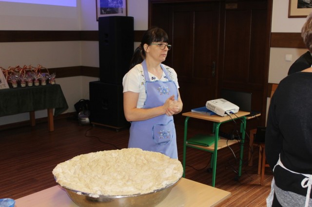 Pani Bożena Szwal-Gemba oraz pan Dominik Dykier zdradzili młodzieży tajniki tradycyjnych metod wypieku chleba.