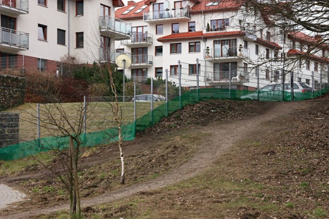 stały płotek na ogrodzeniu jednego z zamknietych osiedli - po przeglądzie i naprawie (fot. Dariusz Ożarowski)