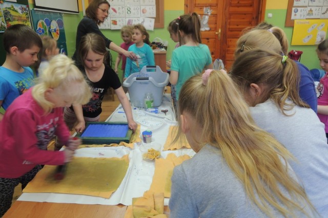 W Jastrzębiej Gorze uczniowie mieli okazję wykonać papier czerpany