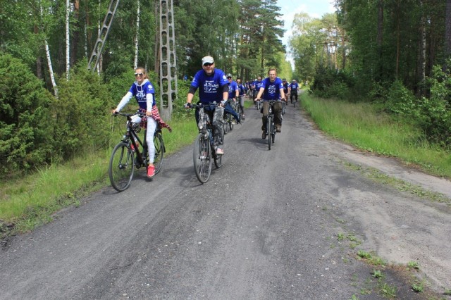 Grupa rowerowa z Brus z przewodnikiem Tomaszem Orzłowskim.