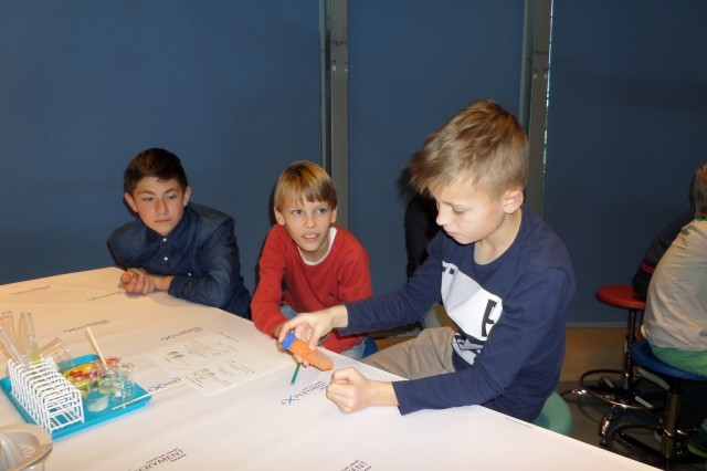 Nagrodzeni uczniowie w Centrum Nauki Experyment w Gdyni w czasie zajęć "Witaminowy koktajl".