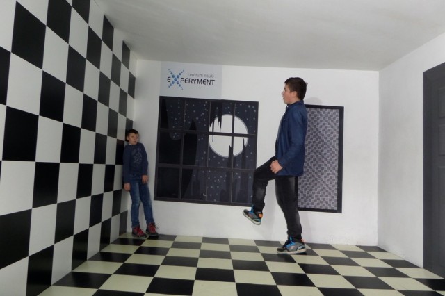 Zwiedzanie interaktywnej wystawy w Centrum Nauki Experyment w Gdyni.