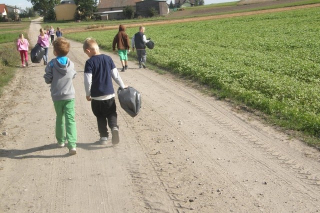 Klasa III ze Szkoły Podstawowej w Czyczkowach w czasie akcji Sprzątanie Świata 2016.