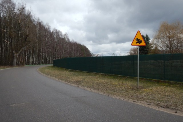 Znak ostrzegawczy przed odcinkiem drogi, gdzie rozstawiono sytem płotków.