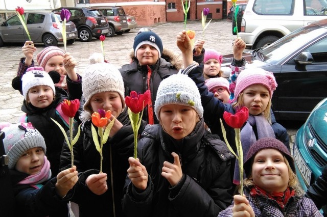....pierwsze wiosenne kwiaty, krokusy,  wykonane przez dzieci ze SP nr 2 w Słupsku