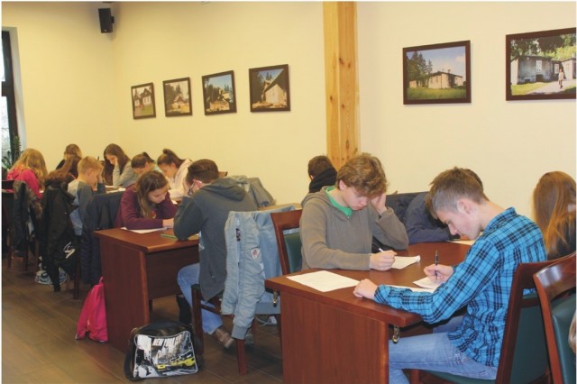 Uczestnicy konkursu Poznajemy Parki Krajobrazowe Polski w czasie pisania testu na etapie gminnym