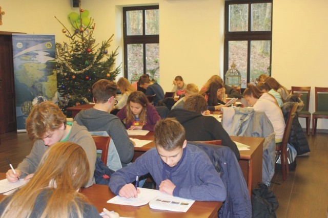 Uczestnicy konkursu Poznajemy Parki Krajobrazowe Polski w czasie pisania testu na etapie gminnym