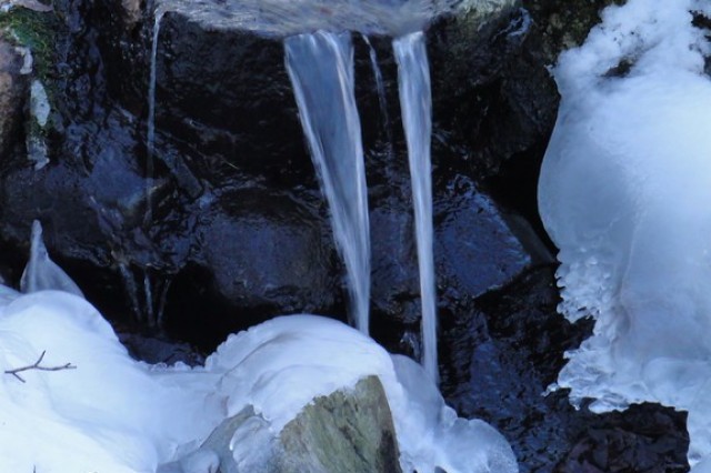źródła potoku Torento w zimowej scenerii (fot. Dariusz Ożarowski)