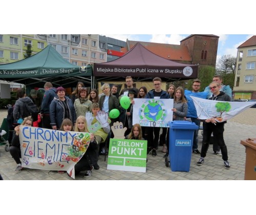 „Chrońmy ziemię”  to jedno z haseł happeningu ekologicznego w Słupsku